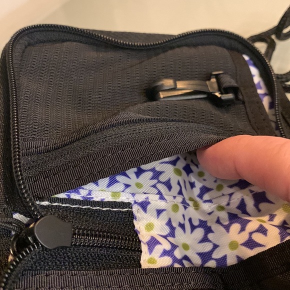 Sherpani Zoe travel/passport wallet - Picture 5 of 10